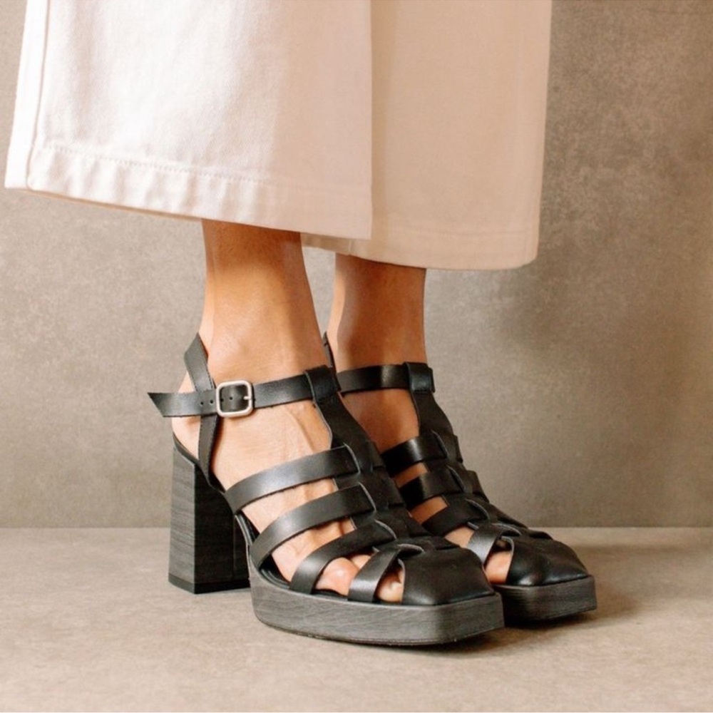 EUC SVEGAN Rollers vegan Leather Platform Fisherman Heels ankle strap black